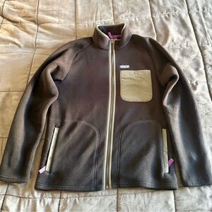 Patagonia Men’s Fleece Jacket in Black with grey and purple Accents. New!